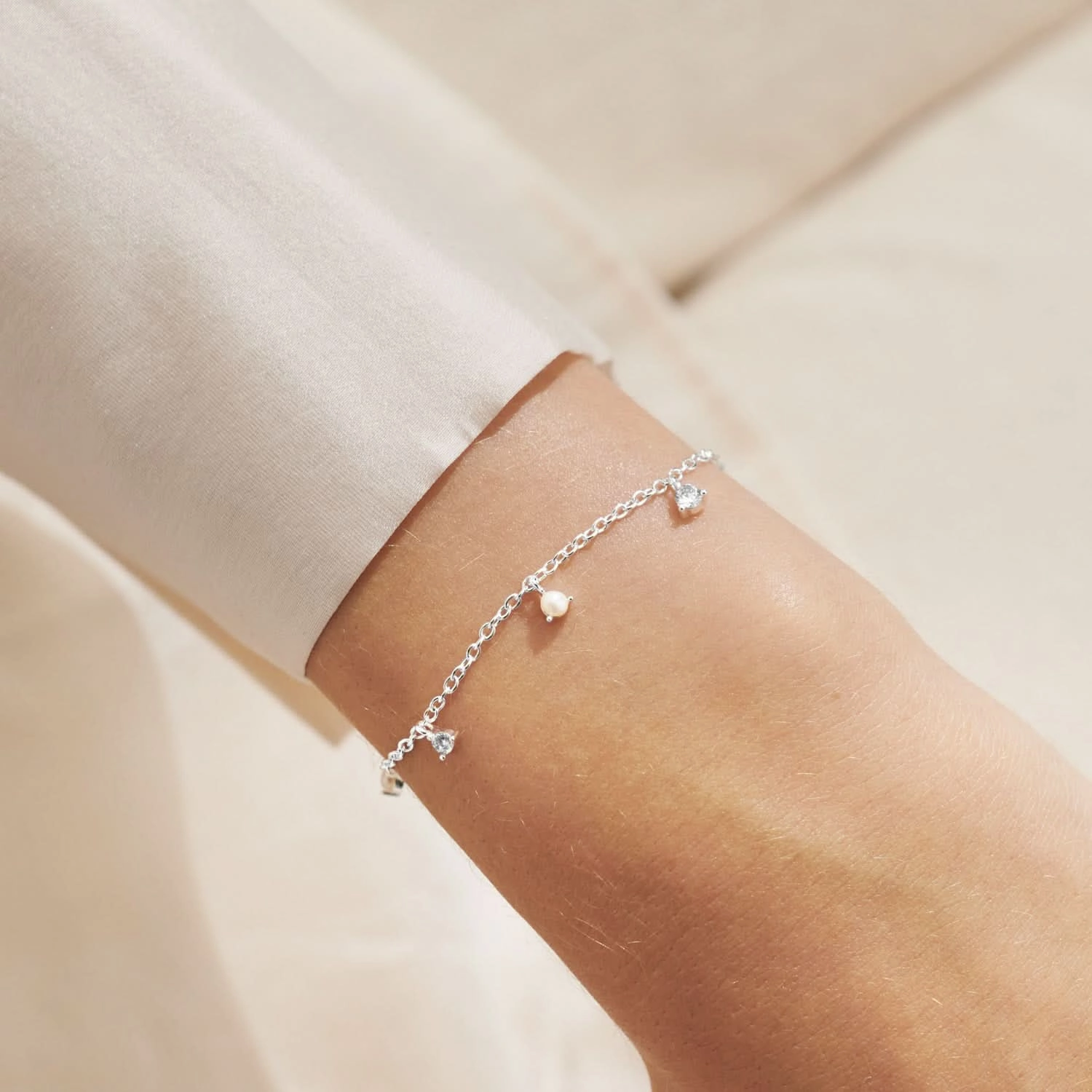 Halo Pearl Cubic Zirconia & Pearl Charms Silver Plated Bracelet 7837